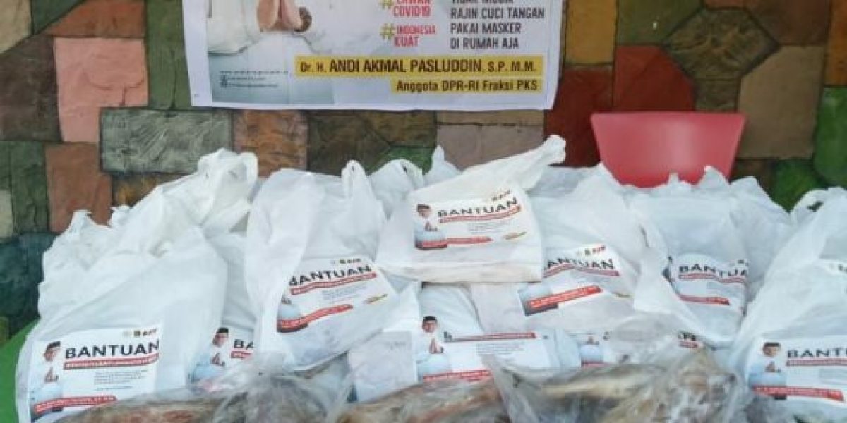 Andi Akmal Pasluddin Bagi 600 Paket Ikan Beku kepada Masyarakat Bone