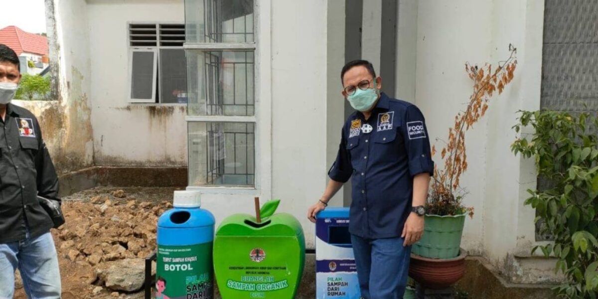 Peduli Lingkungan, Andi Akmal Menyalurkan Gerobak Pengangkut Sampah Kepada Dinas LHK Kabupaten Bone