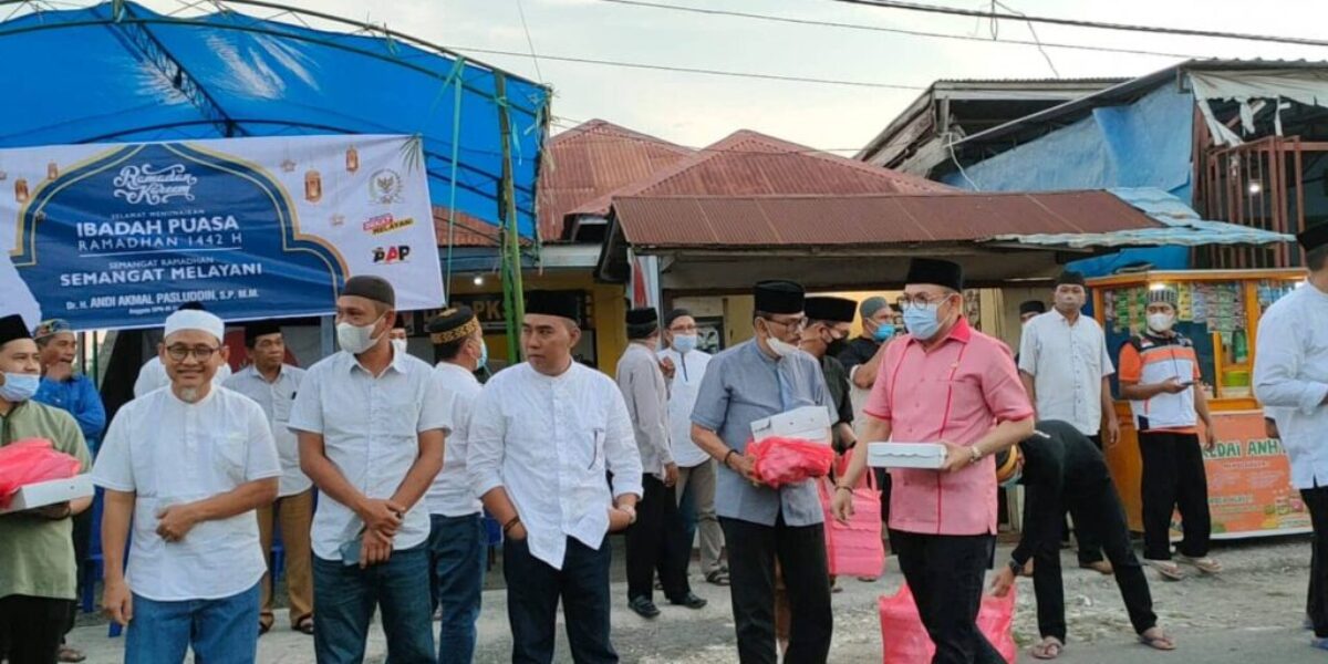 Andi Akmal Berbagi Makanan Berbuka di Depan DPD PKS Kabupaten Bone
