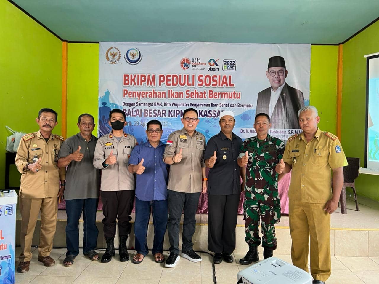 Andi Akmal Pasluddin dan BKIPM Makassar Bagikan 900 Paket Ikan Sehat di BONE