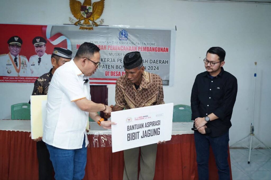 Andi Akmal Pasluddin Mendorong Terbentuknya kelompok-Kelompok Tani Sambil Berikan Bantuan Bibit Jagung, Bibit Bawang Merah dan Cultivator