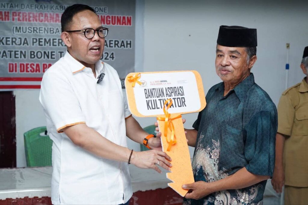 Andi Akmal Pasluddin Mendorong Terbentuknya kelompok-Kelompok Tani Sambil Berikan Bantuan Bibit Jagung, Bibit Bawang Merah dan Cultivator